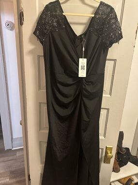 Elegant Black Lace-Shoulder Evening Dress size 2X
